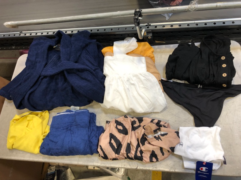 Photo 1 of BAG LOT -- MISC CLOTHING ITEMS SIZE M 