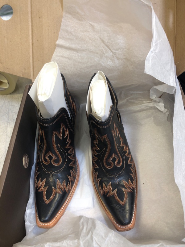 Photo 2 of Ariat Dixon ( SIZE: 7) 
