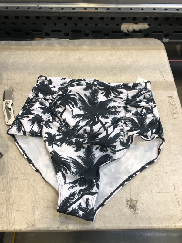 Photo 1 of BLACK AND WHITE PALM TREE HIGH WAISTED BOTTOMS 
( SIZE: XL) 