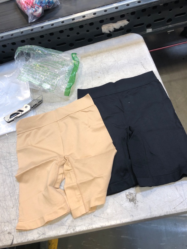 Photo 1 of 2 PC BLACK AND TAN SEAMLESS SHORTS ( SIZE: SM) 