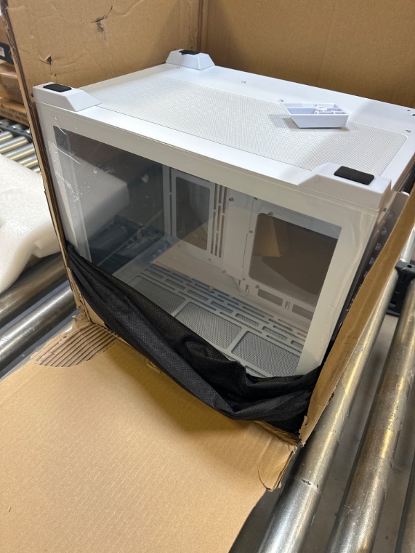 Photo 1 of aigo AC305 Computer Case mid Tower 3.0 USB Tempered Glass Panel ATX Micro-ATX Game Case Without Computer case Fans (White) -- bottom stand broke off due to transit 