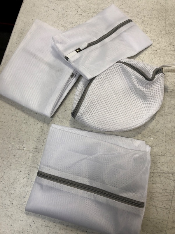 Photo 2 of 4 Pcs Mesh Laundry Bags Delicates for Washing Machine with Polyester Fine Mesh Fabric Wash Bag,Reusable and Durable Mesh Wash Bags for Lingerie,Blouse, Hosiery, Baby Clothes (1 Large, 1 Medium, 1 Small, 1 Bra bag 6 x 6 Inches)