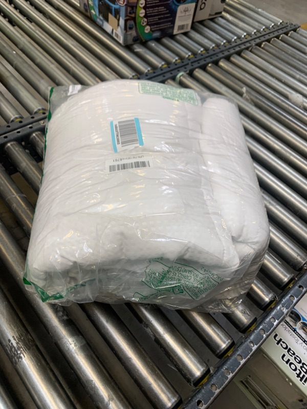 Photo 2 of ABOUTABED Twin Bedding Comforter Duvet Insert - All Season Goose Down Alternative - Ultra Soft Quilted Comforters with Corner Tabs- Hotel Collection Machine Washable Twin White Checkered --- No Box Packaging, Minor Use, Item is Dirty From Previous Use
