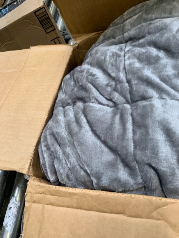 Photo 4 of 18lb Gray Queen Sized Weighted Blanket --- Box Packaging Damaged, Minor Use, Dirty From Previous Use
