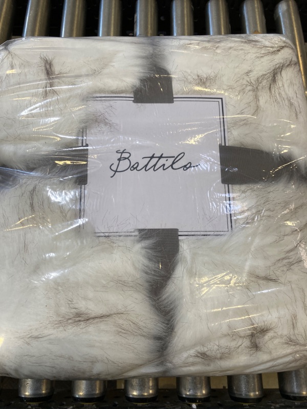 Photo 2 of BATTILO HOME Luxury Ivory White Faux Fur Throw Blanket for Bed, Extra Large Super Soft Fluffy Cozy Fall Thick Warm Fox Fur Throw Blankets for Couch, Bed Reversible to Plush Velvet (60"x80") White&black 51"x67"