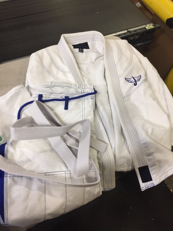 Photo 1 of KIDS JIU JITSU SIZE A2 WHITE USED