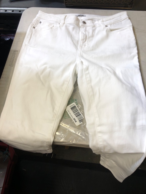 Photo 1 of AMAZON BASICS SKINNY JEAN WHITE SIZE 12