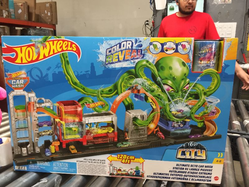 Photo 1 of Hot Wheels City Ultimate Octo Car Wash Playset with No-Spill Water Tanks & 1 Color Reveal Car That Transforms & 20 Car Pack - Syles May Vary SIOC/FFP Playset + Car Pack