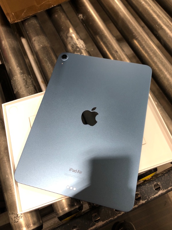 Photo 4 of Apple iPad Air (5th Generation): with M1 chip, 10.9-inch Liquid Retina Display, 256GB, Wi-Fi 6, 12MP front/12MP Back Camera, Touch ID, All-Day Battery Life – Blue
