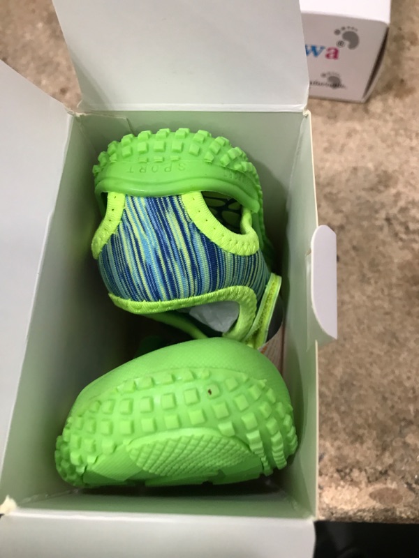 Photo 1 of Apakowa Kids Girls Boys Lightweight Quick Dry Sandals Outdoor Sports Athletic Water Shoes (Toddler/Little Kid) 9.5 Toddler Green