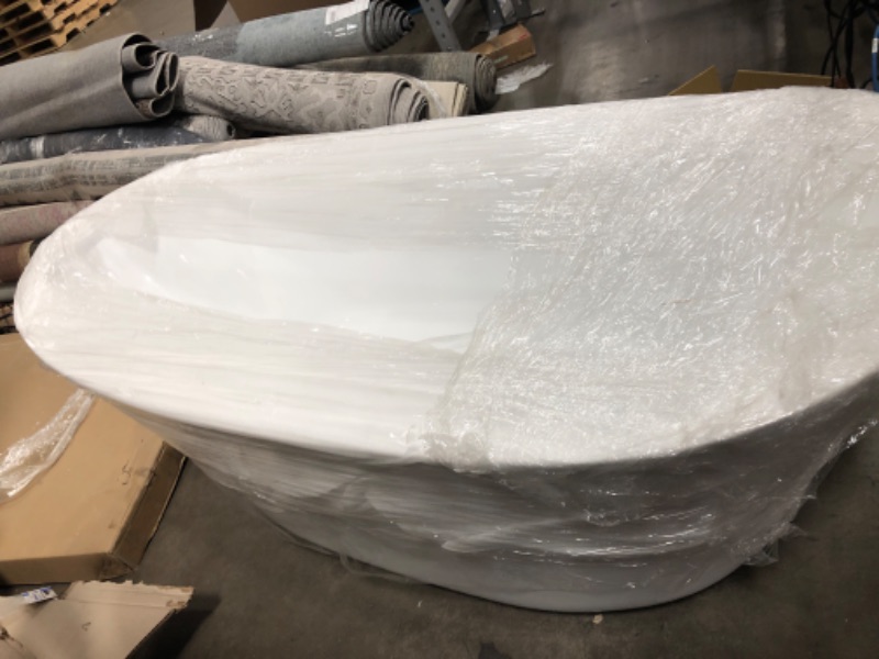 Photo 1 of 21" x 29" x 60"' White bath tub