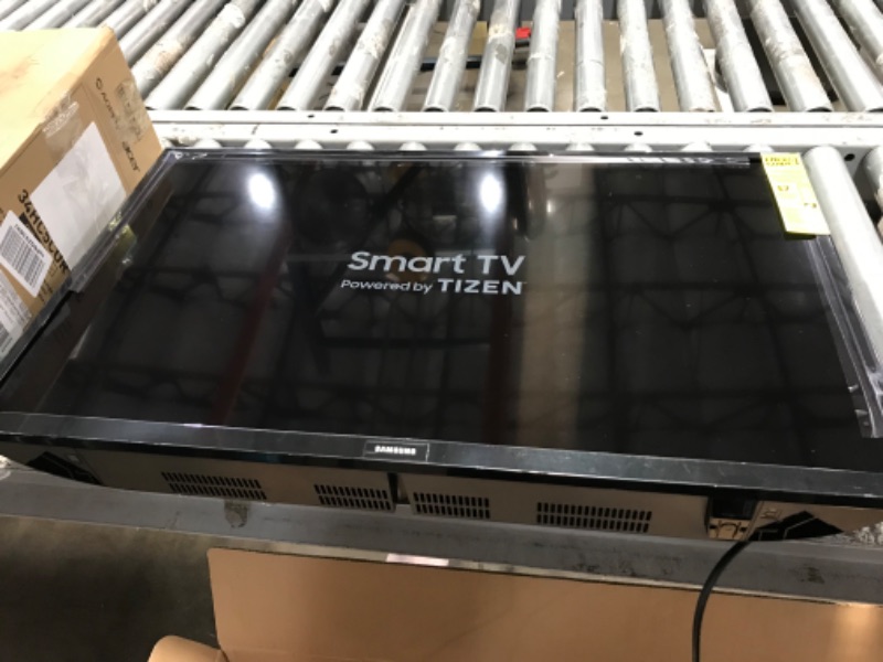 Photo 2 of SAMSUNG 32-inch Class LED Smart FHD TV 1080P (UN32N5300AFXZA, 2018 Model)