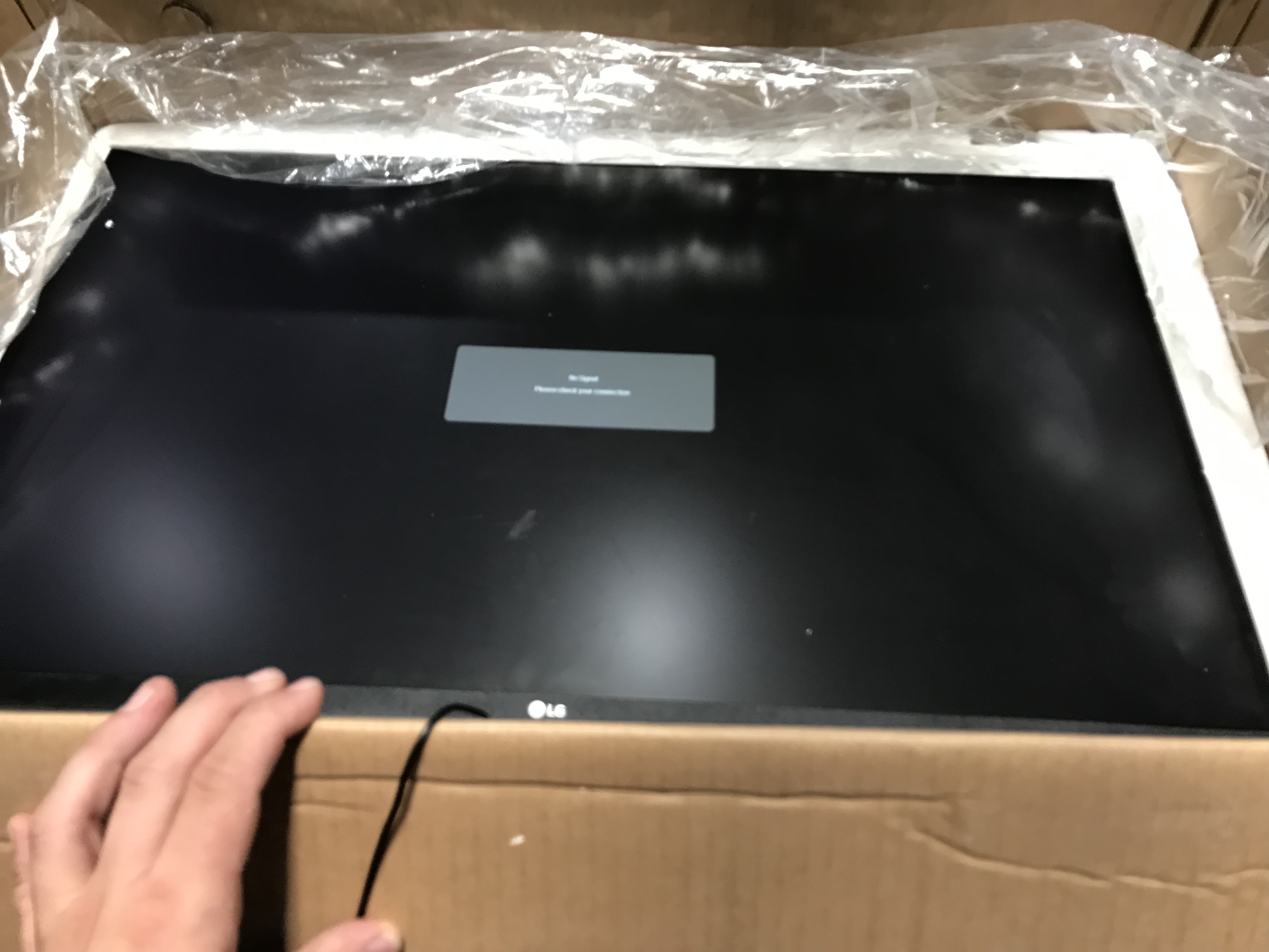 Photo 2 of LG UHD 32-Inch Computer Monitor 32UP83A-W, IPS with HDR 10 Compatibility and AMD FreeSync, White 32 inch Tilt/Height/Pivot