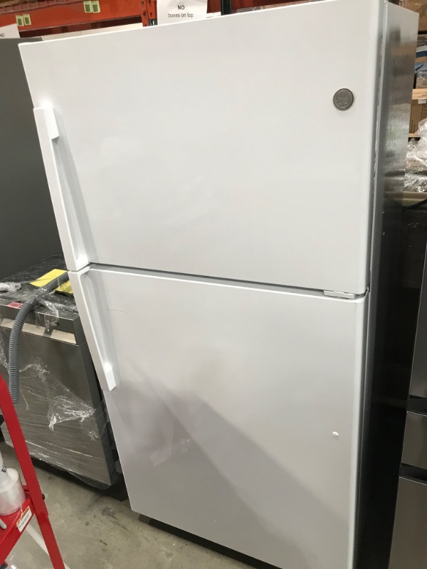 Photo 3 of GE Garage-ready 21.9-cu ft Top-Freezer Refrigerator (White)