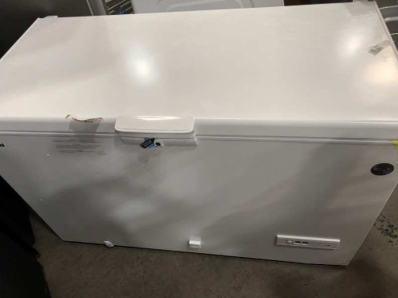 Photo 2 of Whirlpool Garage-Ready 16-cu ft Manual Defrost Chest Freezer with Temperature Alarm (White)
