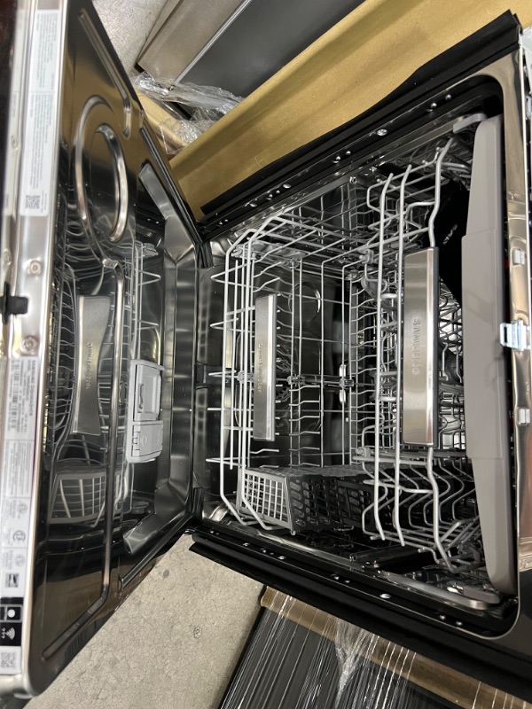Photo 6 of Samsung Linear Wash Top Control 24-in Smart Built-In Dishwasher With Third Rack 