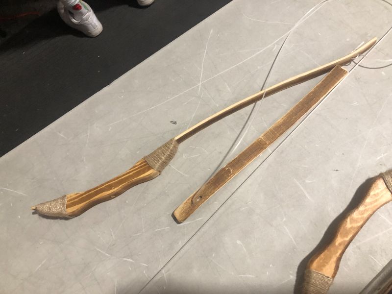 Photo 3 of ***ONE OF THE BOWS IS DAMAGED - SEE PICTURES***
Island Genius Classic Wooden Bow and Arrow Archery Set - 2 Bows, 2 quivers and 20 Arrows