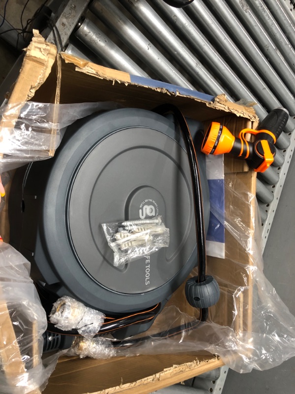 Photo 1 of Retractable hose reel 