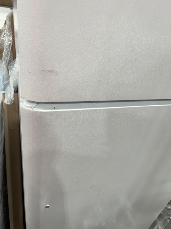 Photo 6 of Frigidaire 20.5-cu ft Top-Freezer Refrigerator (White)