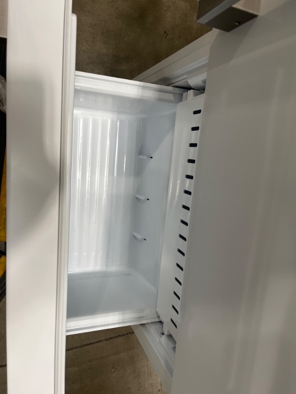 Photo 4 of Hisense 17.2-cu ft Counter-Depth Bottom-Freezer Refrigerator