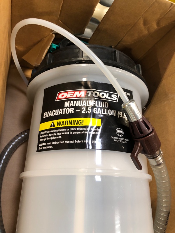 Photo 3 of OEMTOOLS 9.5 Liters (2.5 Gallons) Manual Fluid Extractor, Fluid Extractor Pump, Oil Extractor Vacuum, Auto Oil Extractor