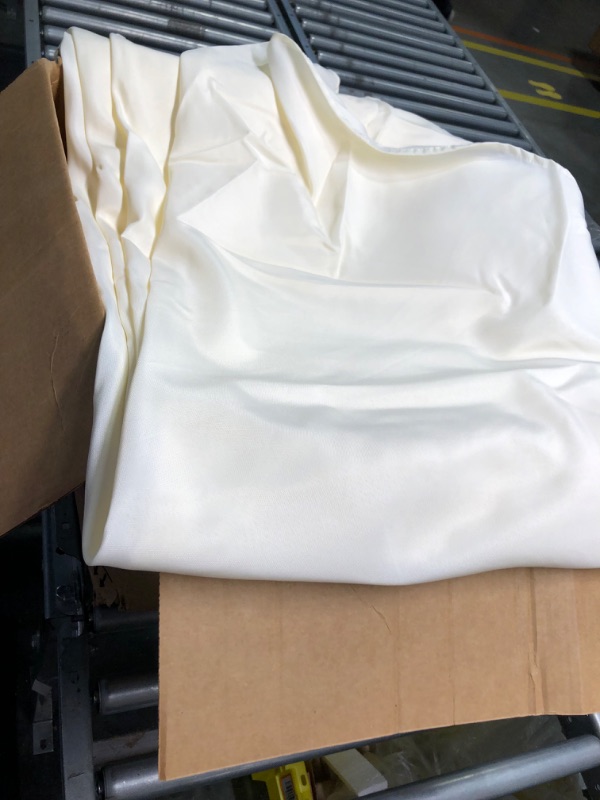 Photo 1 of 6 Pack Ivory Round Tablecloths 120 Inch - Circle Bulk Linen Polyester Fabric Washable Table Clothes Cover for Wedding Reception Banquet Party Buffet Restaurant Ivory 120 In, 6 Pack