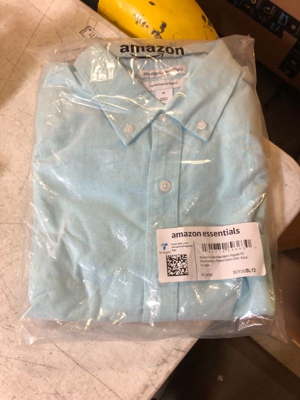 Photo 2 of Amazon Essentials Men's Regular-Fit Short-Sleeve Pocket Oxford Shirt XL
