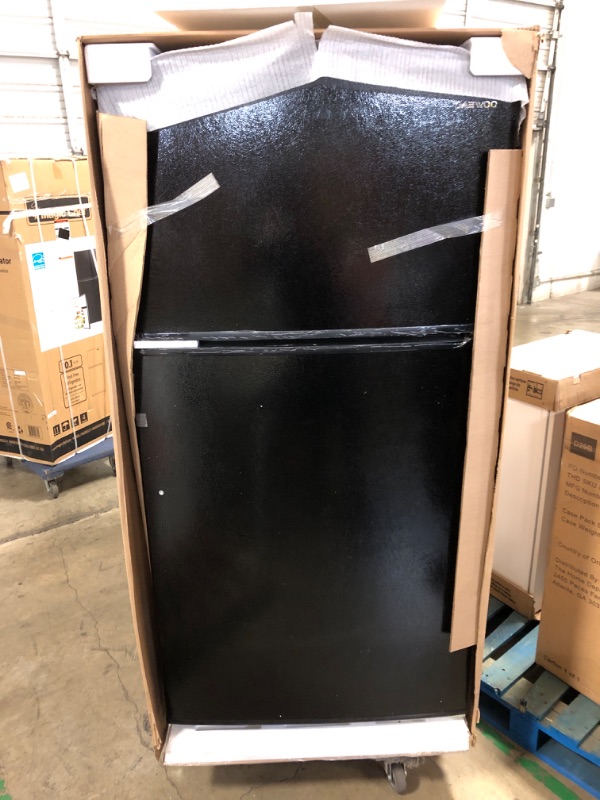 Photo 2 of DAEWOO TOP MOUNT REFRIGERATOR 21 CU.FT - Black