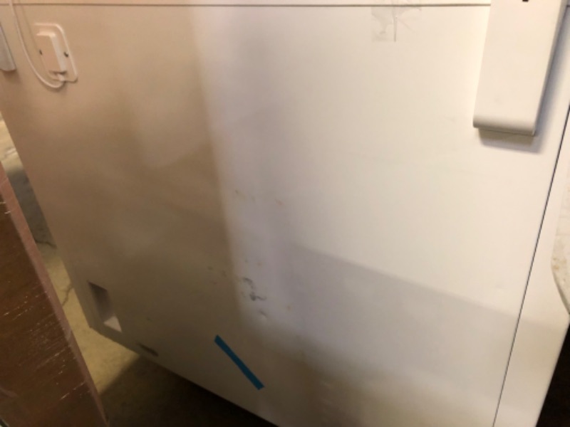 Photo 5 of (PARTS ONLY!!!)Magic Chef
8.7 cu. ft. Manual Defrost Chest Freezer in White - multiple scratches/darkness 