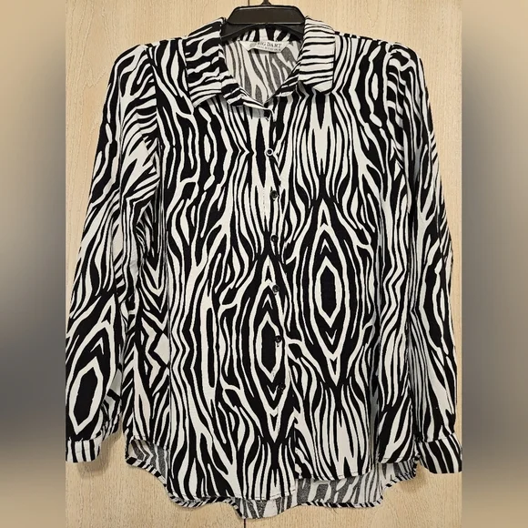 Photo 1 of BIG DART BUTTONED UP BLOUSE (BLACK AND WHITE, 36)