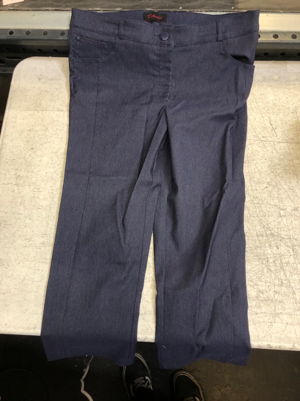 Photo 1 of Capri Pants Size 6 