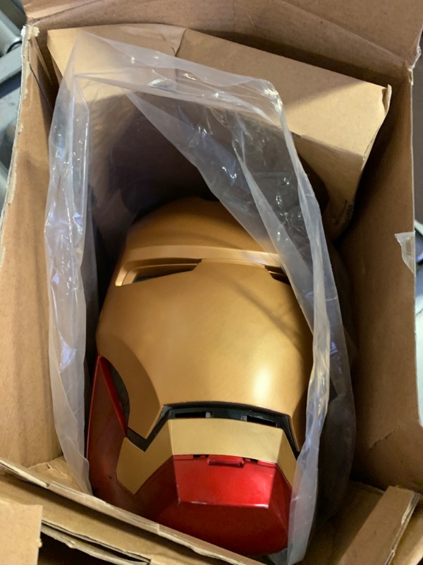 Photo 2 of Avengers Marvel Legends Iron Man Electronic Helmet