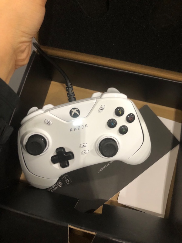 Photo 1 of Razer Wolverine V2 Wired Gaming Controller for Xbox Series X|S - Mercury
