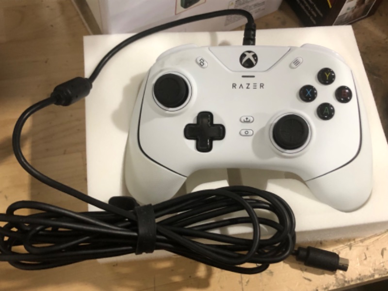 Photo 1 of Razer Wolverine V2 Wired Gaming Controller for Xbox Series X|S - Mercury
