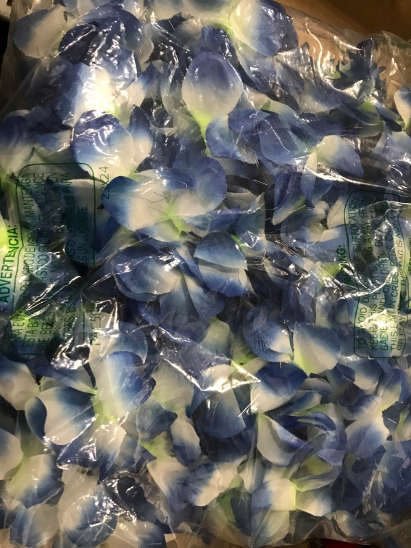Photo 2 of 1000pcs Flower Petals,Artificial Flowers Favors,Silk Artificial Rose Petals for Valentine Romantic Wedding Party Home Hotel Decorations Gradient Blue