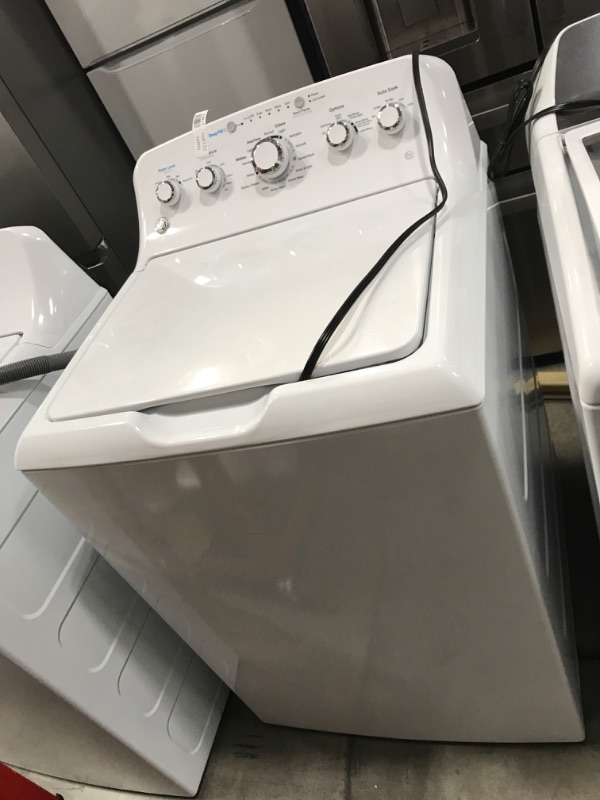 Photo 4 of GE 4.5-cu ft High Efficiency Agitator Top-Load Washer (White)
