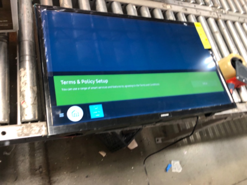 Photo 2 of SAMSUNG 32-inch Class LED Smart FHD TV 1080P (UN32N5300AFXZA, 2018 Model)