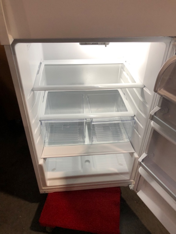 Photo 9 of ***NOT FUNCTIONAL - FOR PARTS ONLY - NONREFUNDABLE - SEE COMMENTS***
Whirlpool 14.3-cu ft Top-Freezer Refrigerator (White)
