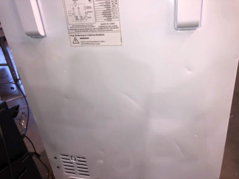 Photo 3 of *NONFUNCTIONAL**Avanti CF5F0W CF5F 5.0 cu. ft. Garage Ready Chest Freezer, in White
