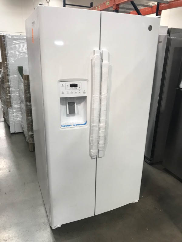 Photo 6 of DENTED SIDE**GE 25.3-cu ft Side-by-Side Refrigerator with Ice Maker (White)
