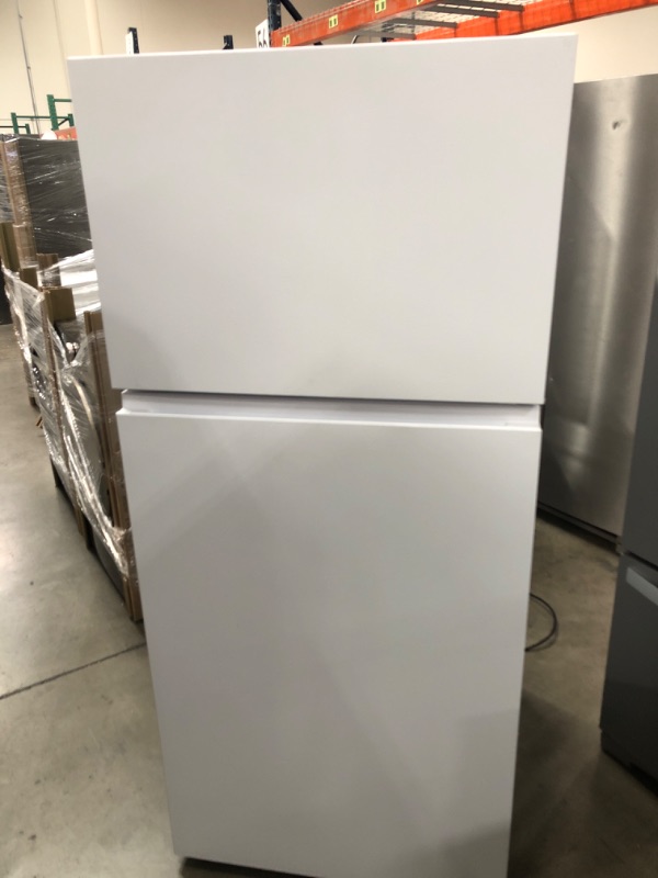 Photo 1 of Hisense 18-cu ft Top-Freezer Refrigerator (White)
