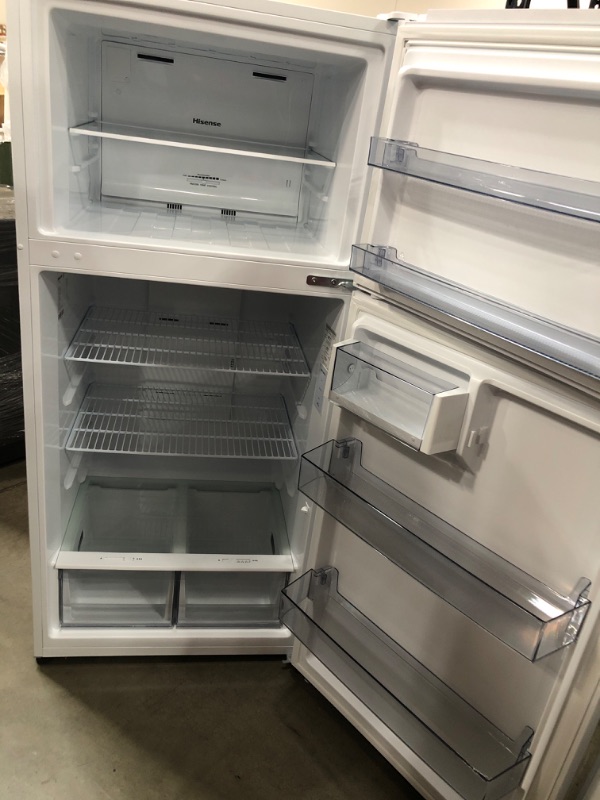 Photo 3 of Hisense 18-cu ft Top-Freezer Refrigerator (White)
