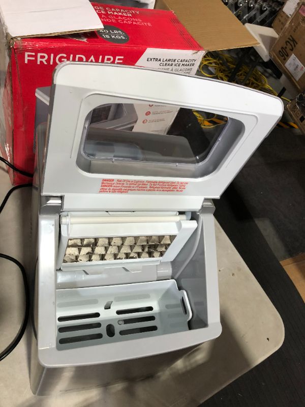 Photo 3 of ***UNTESTED - SEE NOTES***
Frigidaire 40 lbs Countertop Clear Square Ice Maker - Stainless Steel