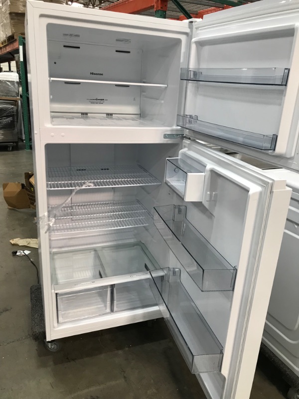 Photo 3 of Hisense 18-cu ft Top-Freezer Refrigerator (White)