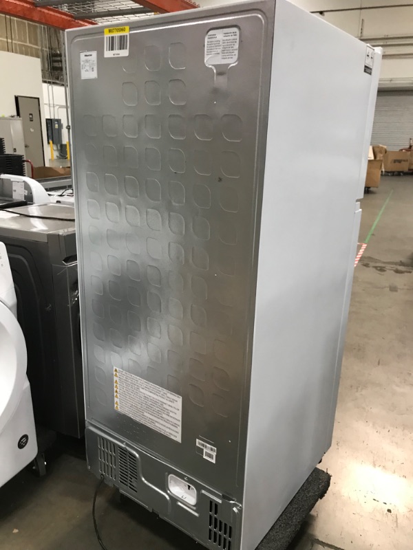 Photo 4 of Hisense 18-cu ft Top-Freezer Refrigerator (White)