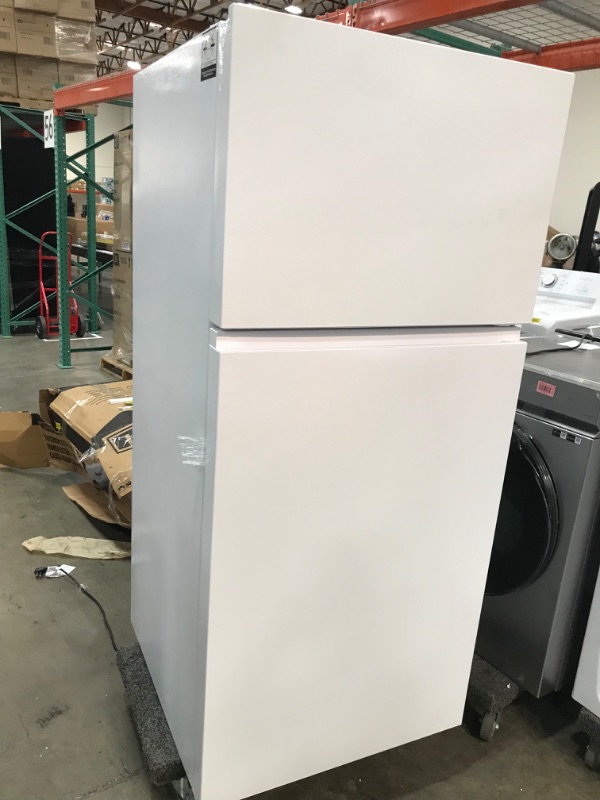 Photo 6 of Hisense 18-cu ft Top-Freezer Refrigerator (White)