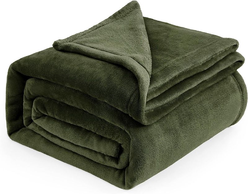 Photo 1 of  Bedsure green Blanket                                                                                                                                                                                                                                         