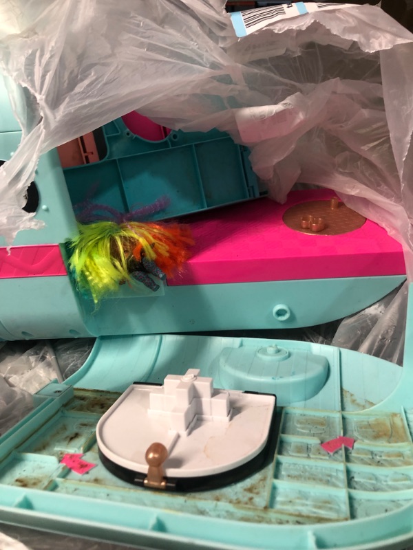 Photo 2 of *DIRTY* L.O.L. Surprise! OMG Glam N’ Go Camper Playset with 50+ Surprises and 360° Play