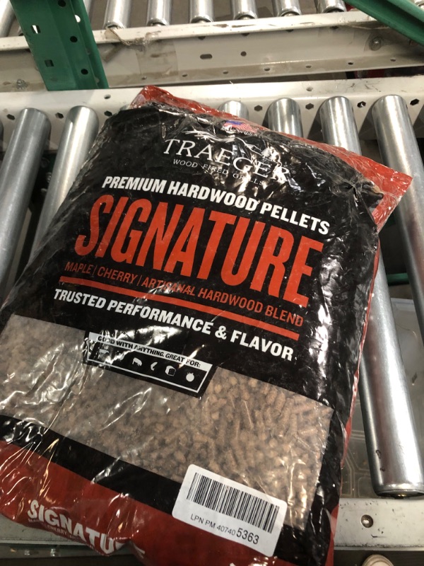 Photo 2 of Traeger Grills Signature Blend 100% All-Natural Wood Pellets 