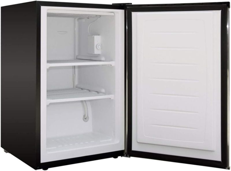 Photo 3 of (READ NOTES) MAGIC CHEF 3.0 CU FT UPRIGHT FREEZER 